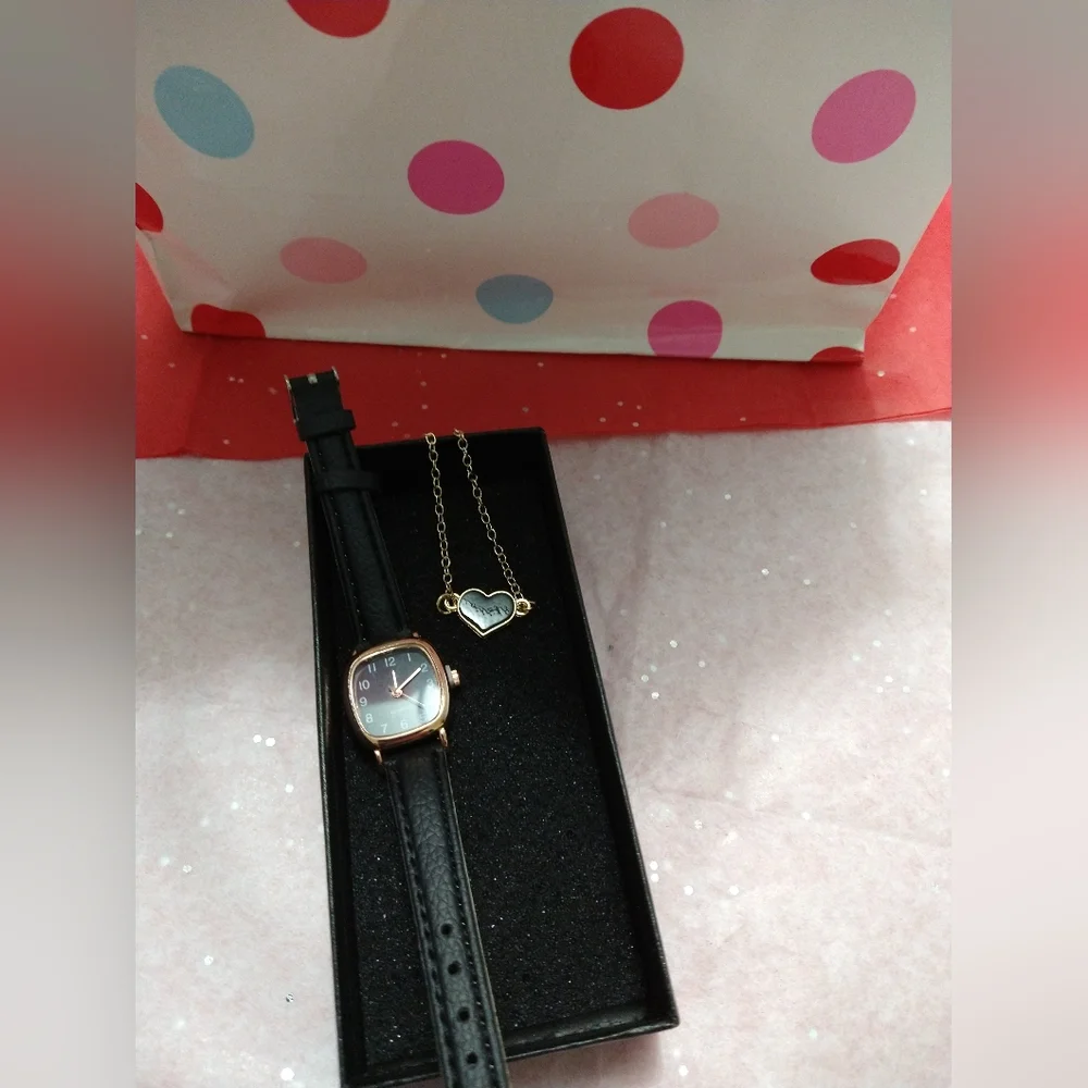 #19 Women's Quartz Watch & Heart Bracelet Gift Set - Picture 6 of 11